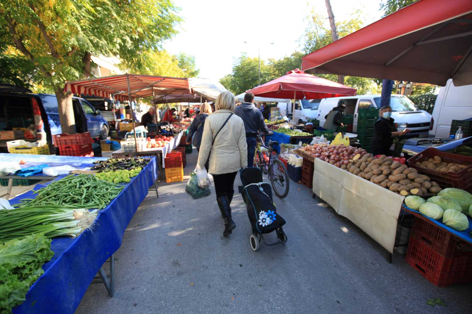 Έρχονται λαϊκές αγορές και το απόγευμα μόνο για παραγωγούς